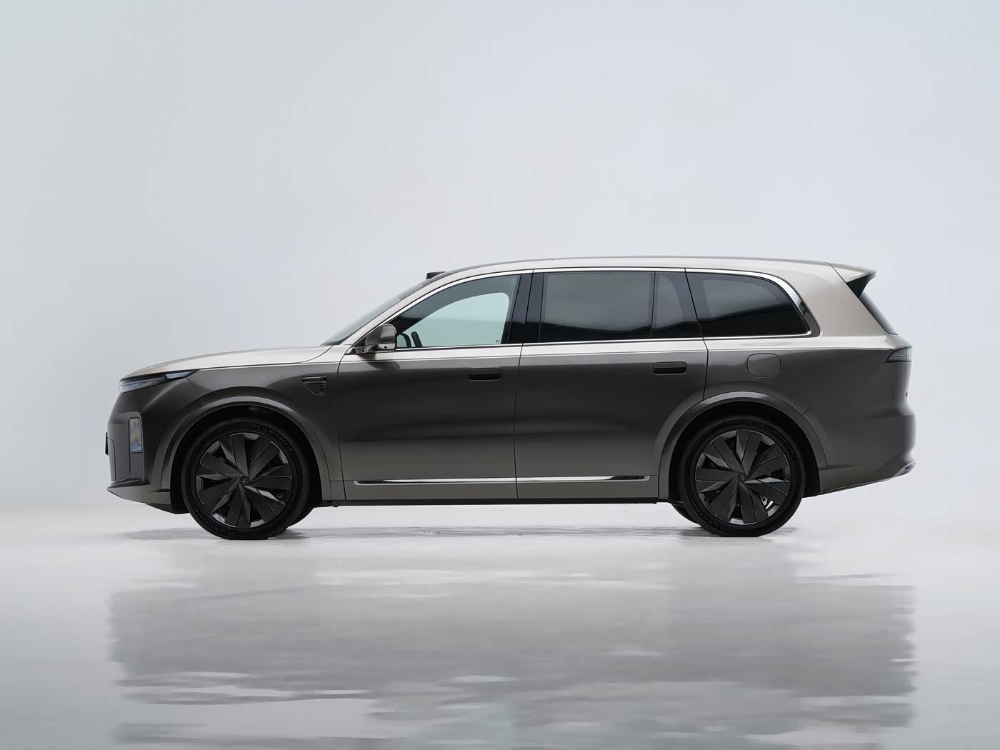 Li Auto L9 — вид сбоку слева