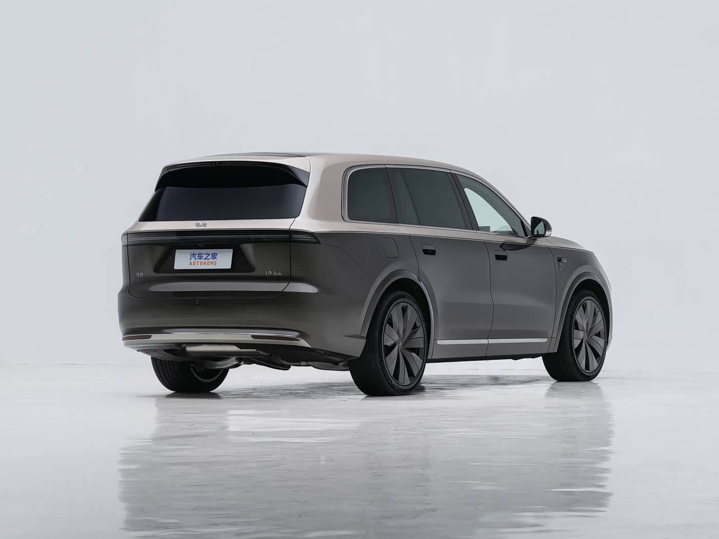 Li Auto L9 — задний ракурс справа