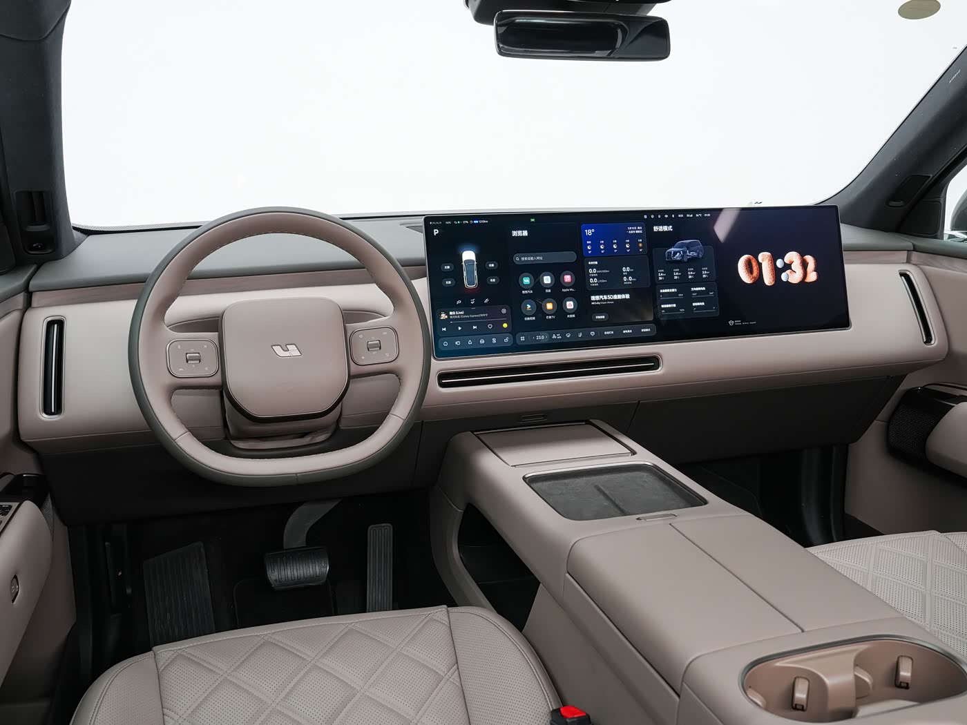 Li Auto L9 — мультимедиа и центральная консоль