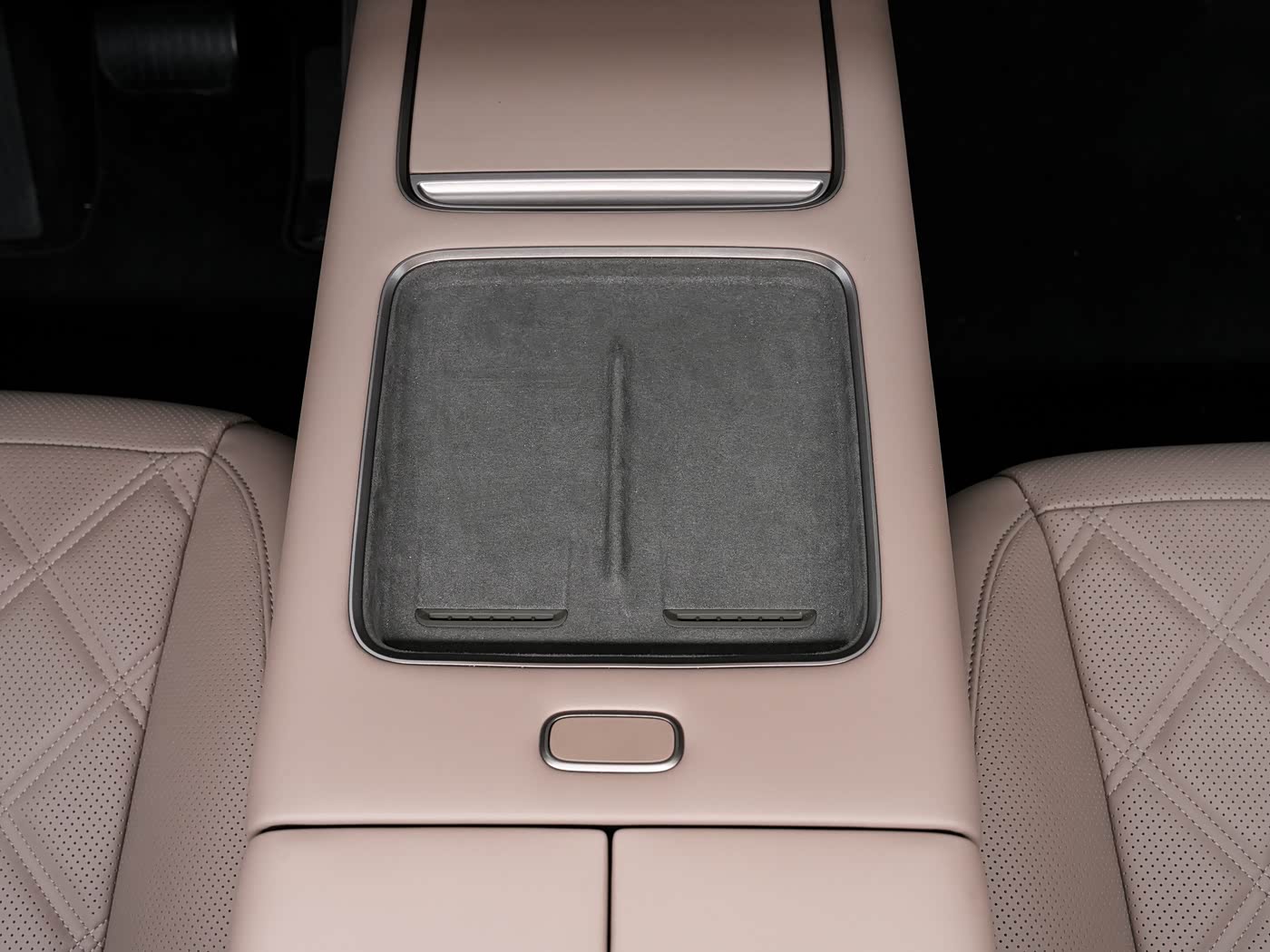 Li Auto L9 — передняя панель со стороны пассажира
