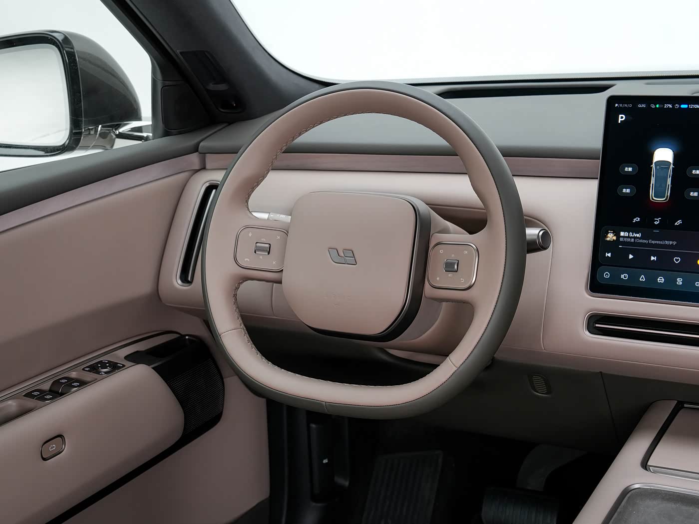 Li Auto L9 — интерьер и передние сиденья