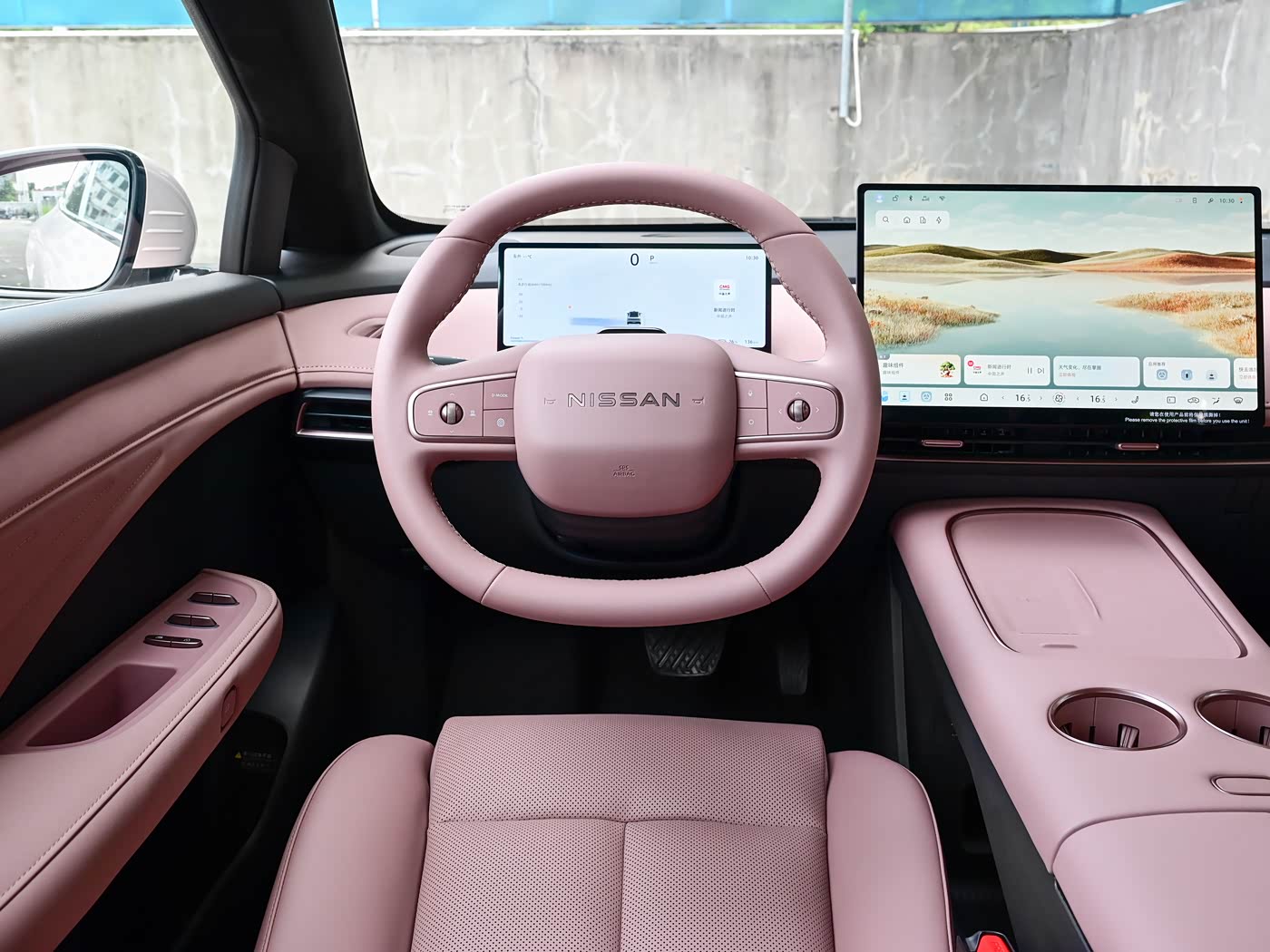Nissan N7 — водительское место и центральная консоль
