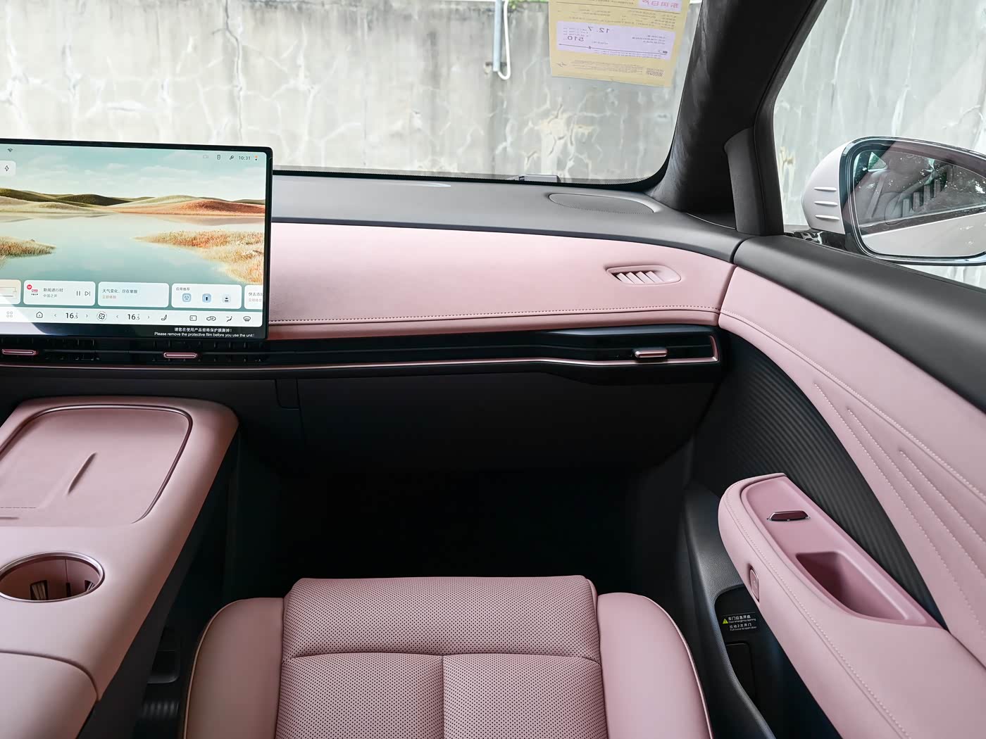 Nissan N7 — переднее пассажирское место и салон