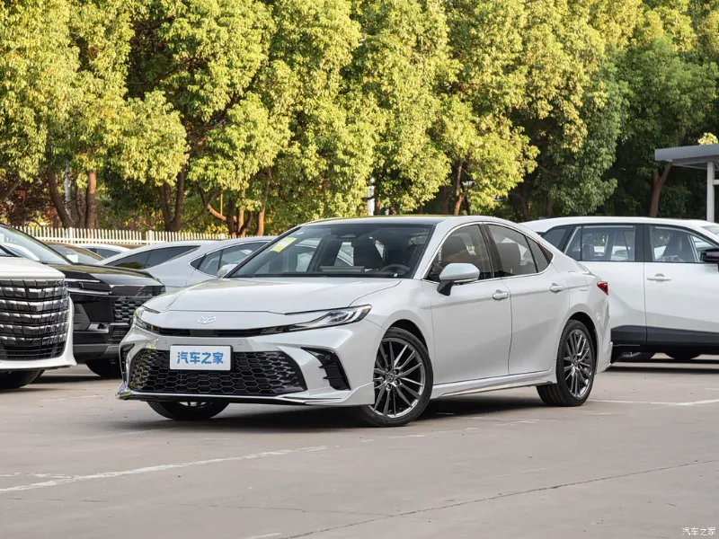 Toyota Camry — передний ракурс слева