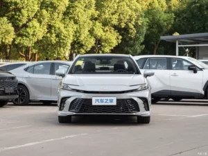Toyota Camry — вид спереди