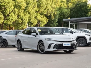 Toyota Camry — передний ракурс справа