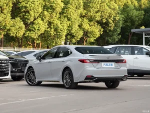 Toyota Camry — ракурс сзади слева