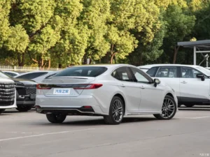 Toyota Camry — ракурс сзади справа