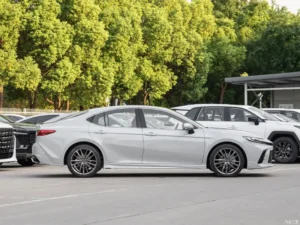 Toyota Camry — вид сбоку справа