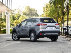 Toyota Corolla Cross — ракурс сзади слева