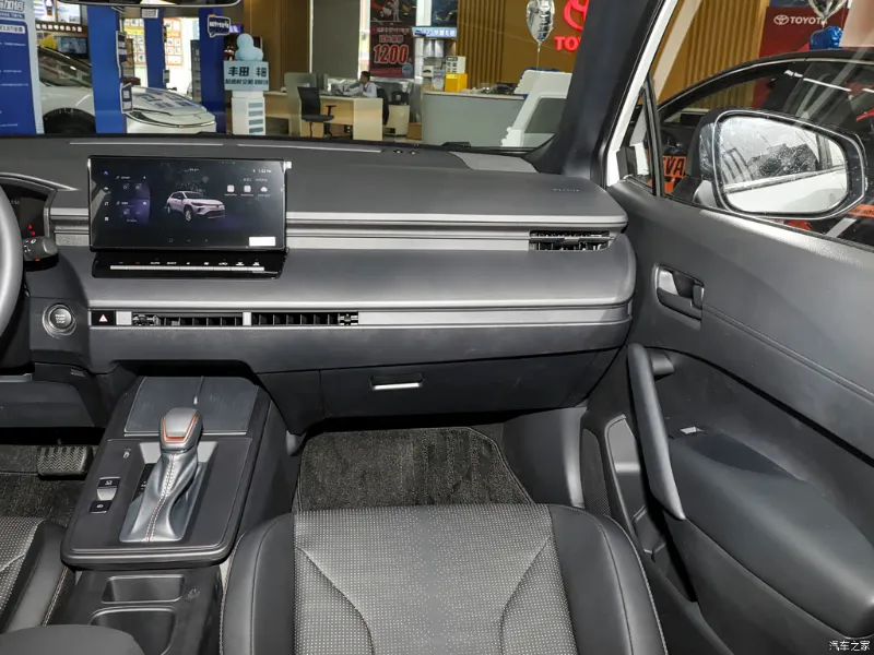 Toyota Corolla Cross — передняя панель и мультимедиа, фото 4