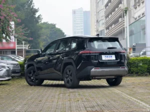 Toyota RAV4 — ракурс сзади слева