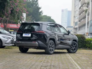 Toyota RAV4 — ракурс сзади справа