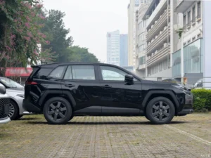 Toyota RAV4 — вид сбоку справа