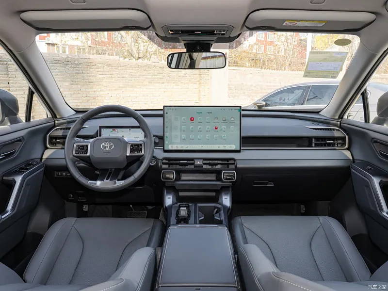 Toyota RAV4 — передняя панель и мультимедиа, фото 1