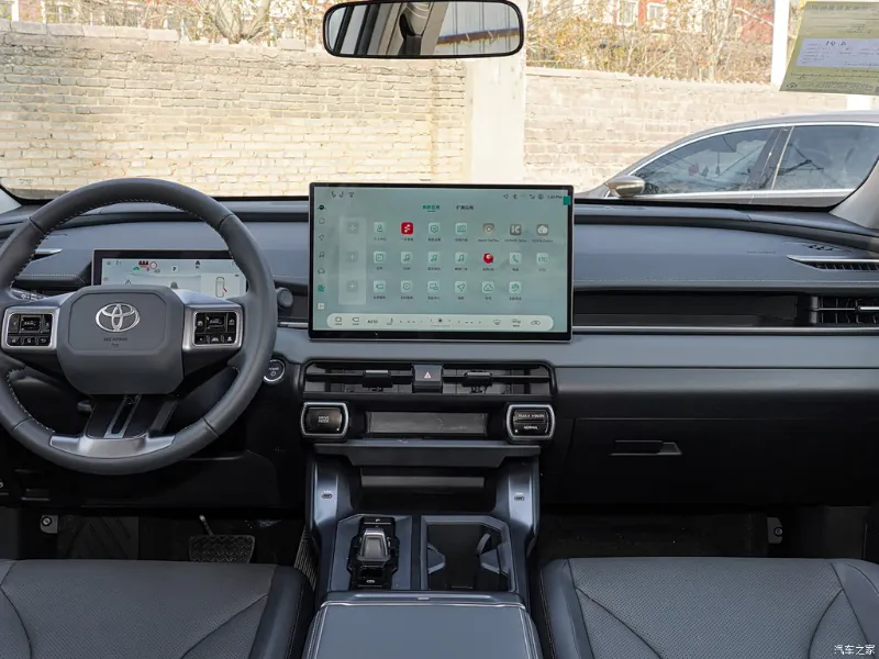 Toyota RAV4 — передняя панель и мультимедиа, фото 2