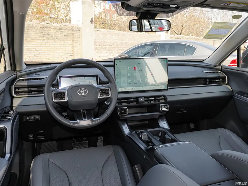 Toyota RAV4 — передняя панель и мультимедиа, фото 4