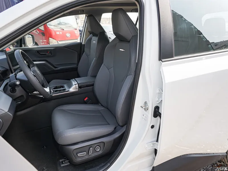 Toyota RAV4 — сиденья, фото 2