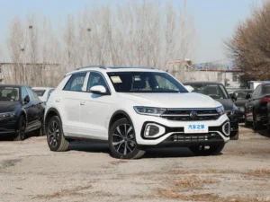 Volkswagen T-Roc — передний ракурс справа