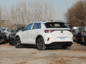 Volkswagen T-Roc — ракурс сзади слева