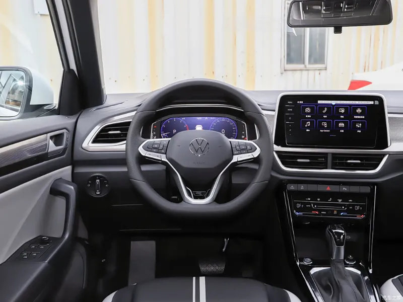 Volkswagen T-Roc — передняя панель и мультимедиа, фото 2