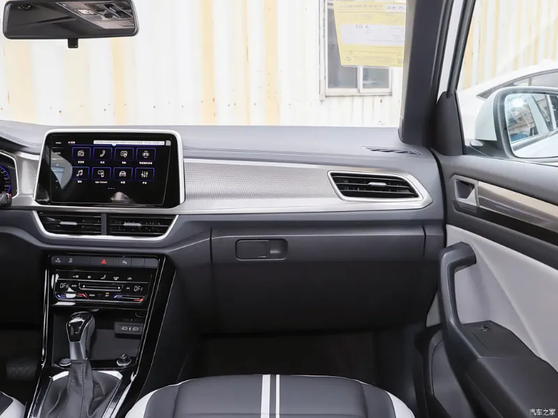 Volkswagen T-Roc — передняя панель и мультимедиа, фото 4